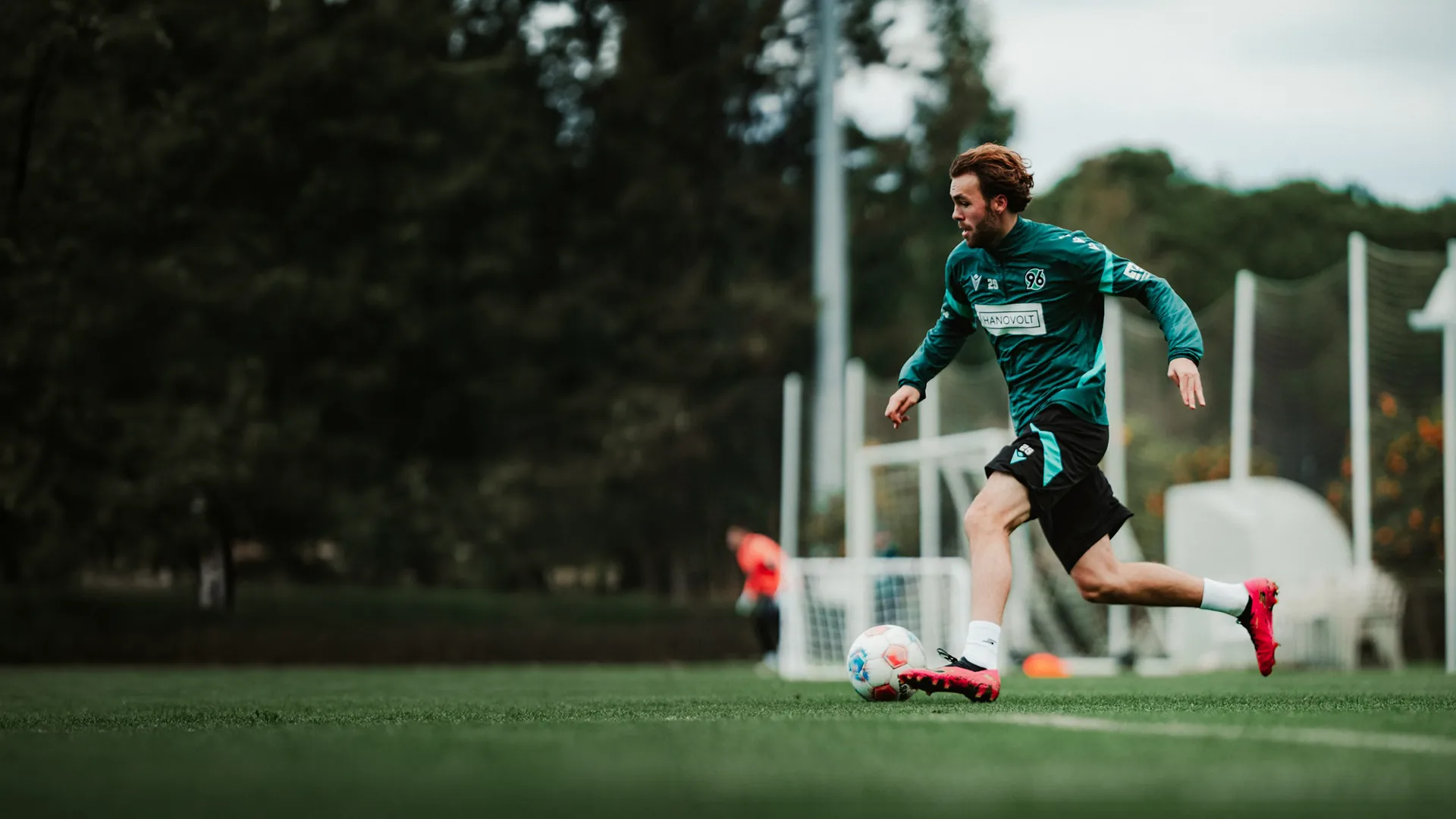 Fußballer von Hannover 96 im Hanovolt-Trikot auf dem Trainingsplatz