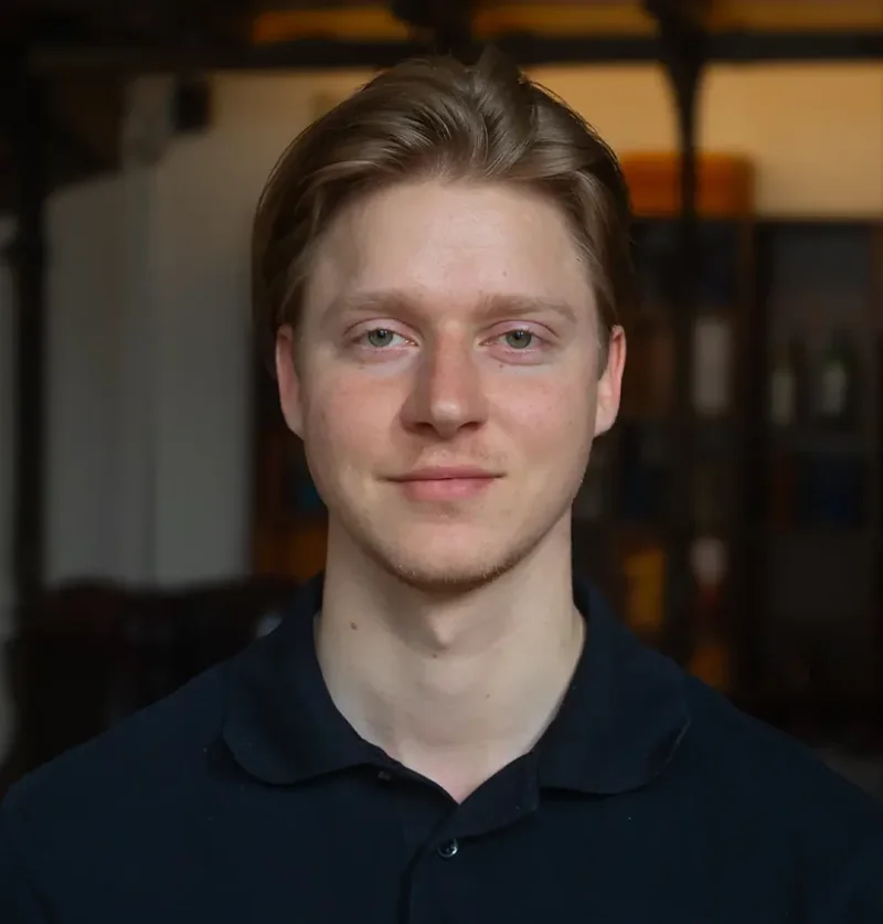 Jonathan Leonhard, Kundenberater