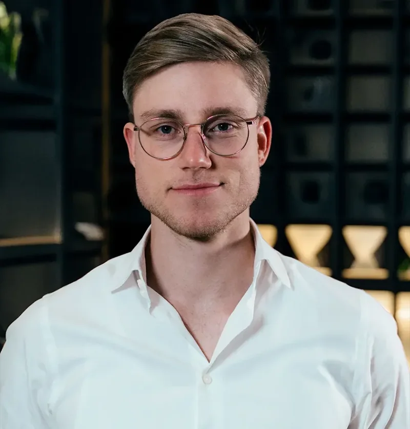 Julius Leonhard, Vertriebsleiter