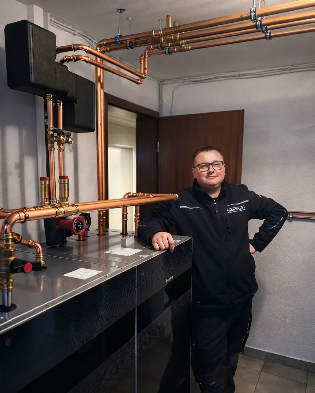 Hanovolt Heizungsbaumeister an einer installierten Buderus Heizanlage